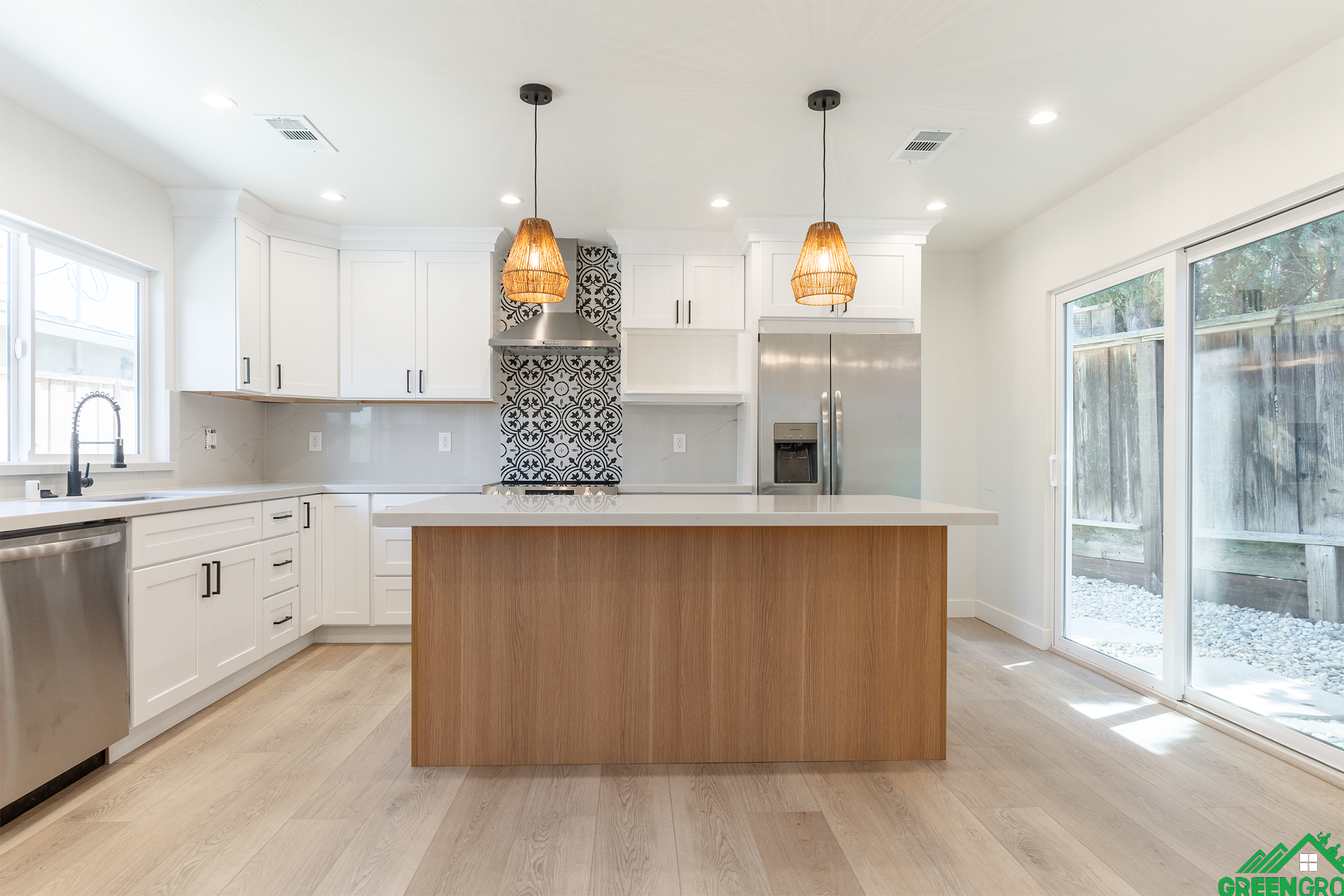 natural stone backsplash - Image of kitchen with stone backsplash